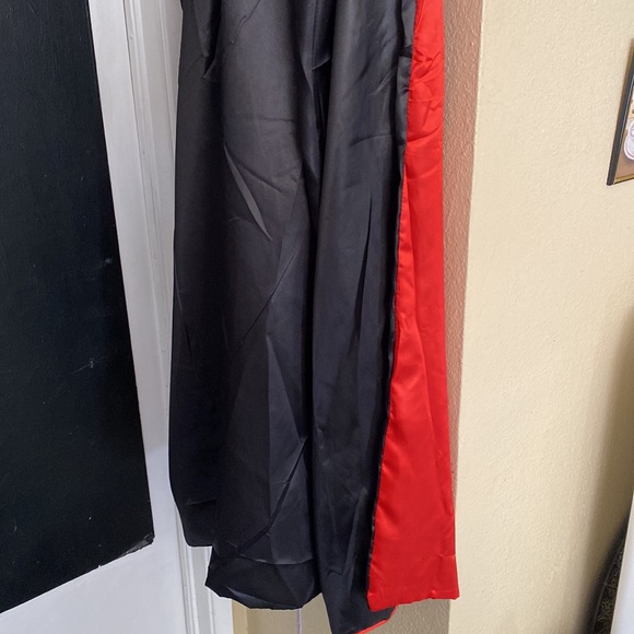 Vampire cape flowy black with red lining OS fits most - Picture 2 of 7